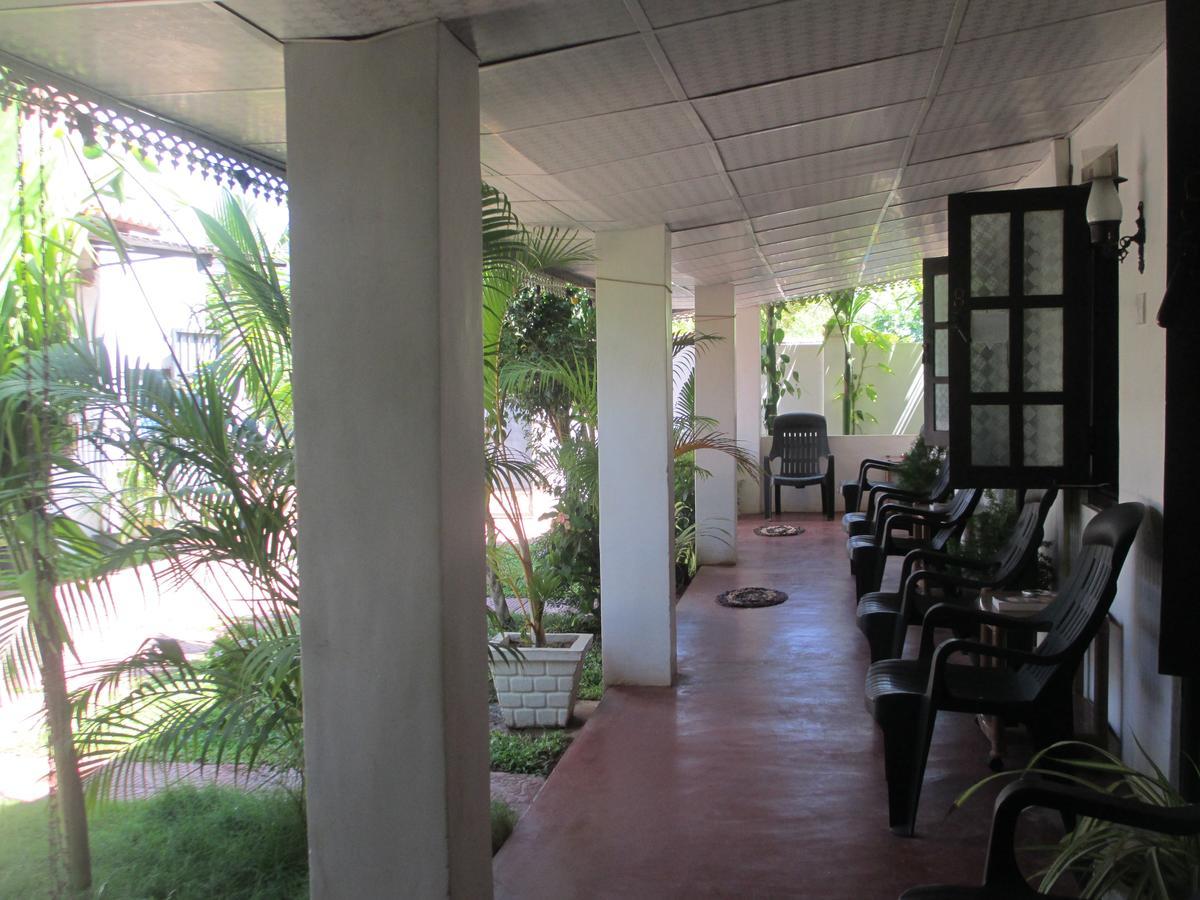 Uppuveli Beach House Trincomalee Buitenkant foto