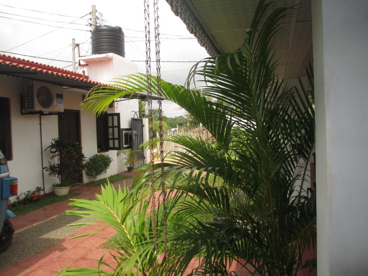 Uppuveli Beach House Trincomalee Buitenkant foto