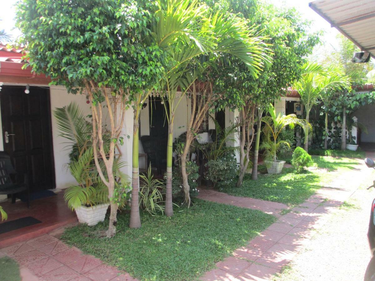 Uppuveli Beach House Trincomalee Buitenkant foto